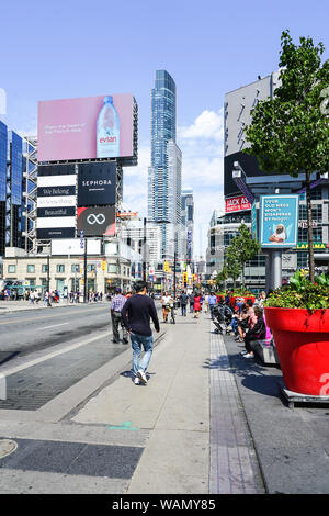 BUS AT YONGE STREET, THE LONGEST STREET IN THE WORLD, TORONTO SEPTEMBER ...