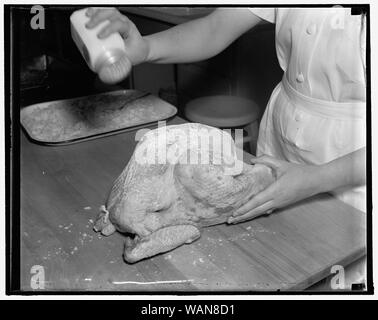 Correct way to bake turkey. (3) flour is sprinkled on the turkey, after salt and butter have been applied and the bird sewed up Stock Photo