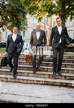 21 August 2019, Baden-Wuerttemberg, Stuttgart: Willi Balz (M), founder of the energy company Windreich AG, and his attorneys Philipp Kaufmann (r) and Alexander Schork are coming to the courthouse at the beginning of the proceedings concerning the insolvency of the wind farm project developer Windreich. The defendants are accused of delaying insolvency and aiding and abetting, as well as fraud amounting to several million euros. Photo: Fabian Sommer/dpa Stock Photo