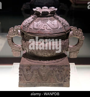 Chinese Bronze-ware. Hu Gui (Food Vessel), Late Western Zhou Dynasty (Early 9th century to 771 BC) Stock Photo