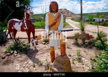 Monument, statue of the Indian Geronimo in the town of Fronteras, Sonora, Mexico. Goyale Geronimo was a prominent military chief of the Bendoke Apaches. Between 1858 and 1886 he fought against the Mexican and American armies throughout the northern territory of Mexico. National Geronimo in Arizpe, Sonora. In the Dungeon located in Fronteras, Sonora. There the most brave and famous of the Apaches was imprisoned. (Photo: LuisGutierrez / NortePhoto.com)  Monumento, estatua de el indio Geronimo en el pueblo de Fronteras, Sonora, Mexico. Goyale. Geronimo fue un destacado jefe militar de los apaches Stock Photo