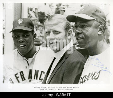 Hank aaron jersey hi-res stock photography and images - Alamy