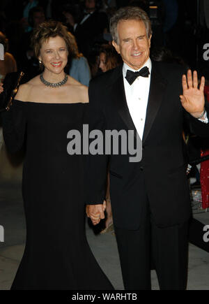 Annette Bening and Warren Beaty at the 2005 Vanity Fair Oscar Party held at Morton's Restaurant in West Hollywood, CA. The event took place on Sunday, February 27, 2005.  Photo by: SBM / PictureLux - All Rights Reserved  - File Reference # 33855-210SBMPLX Stock Photo