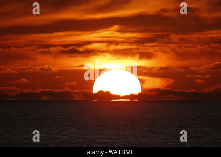 San Diego, California, USA. 18th Aug, 2019. The sun sets on the Pacific Ocean off the coast of La Jolla on a warm summer day. Credit: KC Alfred/ZUMA Wire/Alamy Live News Stock Photo