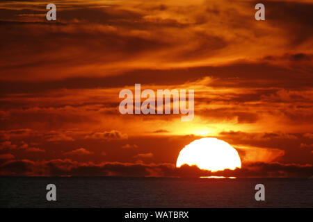 San Diego, California, USA. 18th Aug, 2019. The sun sets on the Pacific Ocean off the coast of La Jolla on a warm summer day. Credit: KC Alfred/ZUMA Wire/Alamy Live News Stock Photo