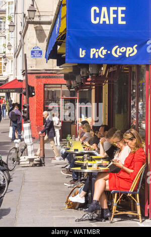 Paris cafe Le Pick Clops - People enjoying drinks at Le Pick Clops, the cafe on Rue Vieille du Temple in Marais district in Paris, France, Europe. Stock Photo