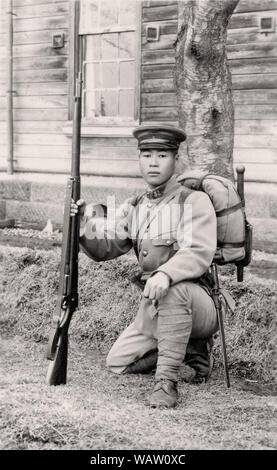 [ 1910s Japan - Japanese Soldier ] —   Uniformed Japanese soldier with rifle, Taisho Period (1912-1926).  20th century vintage gelatin silver print. Stock Photo