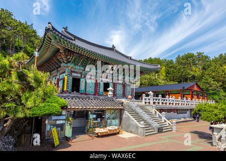 Haedong Yonggungsa Temple in Busan, South Korea.  The Chinese text translates 'Grand Hall' Stock Photo