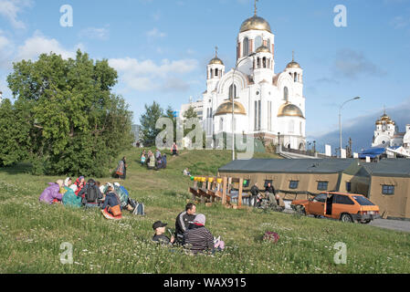 Les pèlerins venus de toute la Russie arrivent à Ekaterinbourg, beaucoup dormiront à la belle étoile, ou sous des tentes montées par l’armée. Le camp Stock Photo