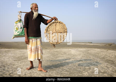 Farmer of the chars people on the riverbank of the Jamuna River in Bogra, Bangladesh Stock Photo