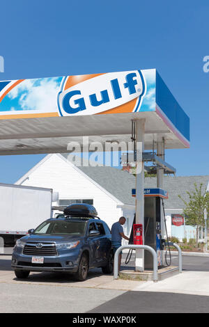 SUV filling up at a Gulf gas station Stock Photo - Alamy