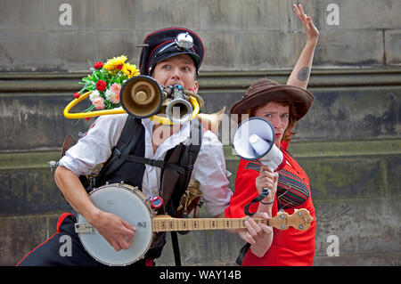 Royal Mile, Edinburgh, Scotland, UK. 22nd August 2019. Edinburgh Fringe Festival action is slowing down a little on this last Thursday on the High Street, there was more space to walk around and less flyering taking place. The musicians are still entertaining audiences, pictured The Old Time Rags featuring Laurence Marshall, One Man Band, Stock Photo