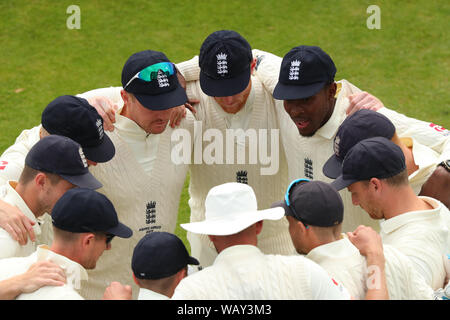 Leeds, UK. 22nd Aug, 2019. England players team huddle during day one of the 3rd Specsavers Ashes Test Match, at Headingley Cricket Ground, Leeds, England. Credit: ESPA/Alamy Live News Stock Photo