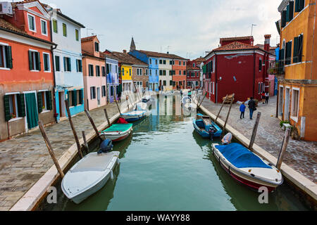 Colourful houses along the Rio Pontinello canal, Burano, Laguna Veneto, Italy. Fondamenta Pontinello Destra at left,  F. Pontinello Sinistro at right. Stock Photo