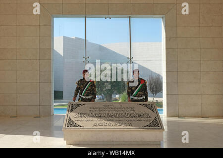 Palestinian Honor Guards stands at attention over Yasser Arafat's tombstone in mausoleum at the PNA Palestinian National Authority presidential headquarters in Ramallah a Palestinian city in the central West Bank in the Palestinian territories Stock Photo