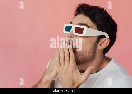 shocked muscular man in 3d glasses covering mouth with hands isolated on pink Stock Photo