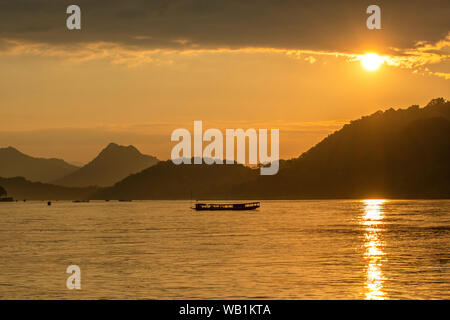 Asia, Southeast, Laos, Luang Prabang, UNESCO, World Heritage, sunset over Mekong river, 30078212 Stock Photo