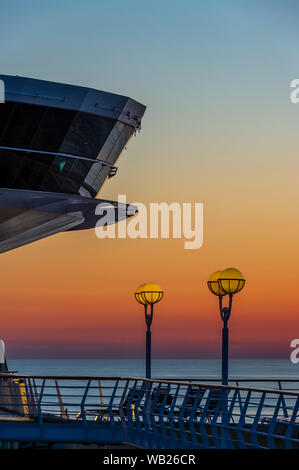Silhouette Cruise ship at sunset Hawaii USA Stock Photo - Alamy