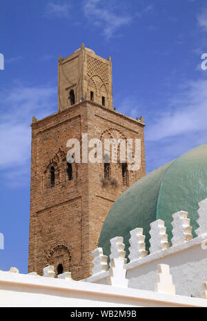 Morocco, El Jadida. Beautiful ancient mosque. Intricate stone Arabesque minaret contrasts with the mosque whitewash walls. UNESCO World Heritage site. Stock Photo