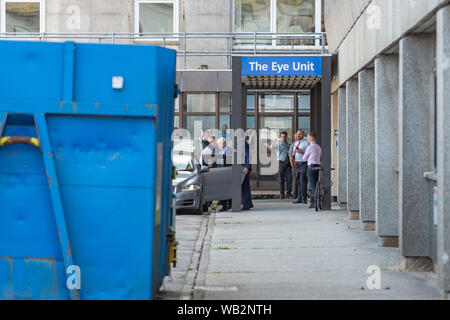 Royal Cornwall Hospital, Truro, Cornwall, UK. Prime Minister Boris Johnson rushes out of a side door after a secret visit to the Cornish hospital. Stock Photo