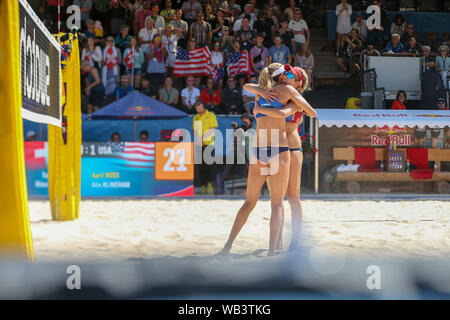 HUG TRA ALIX KLINEMAN AND APRIL ROSS during Gstaad Major 2019 - Day 6 - Semifinals - Donne, Gstaad, Italy, 14 Jul 2019, Volleyball Beach Volley Stock Photo