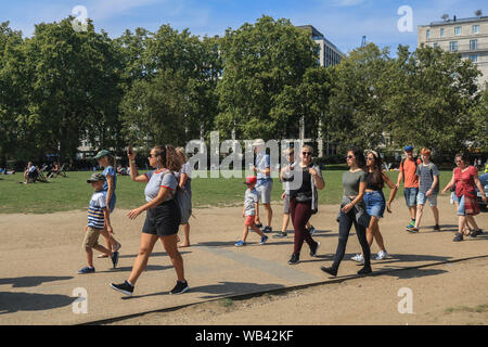 London, UK. 24th August 2019. People enjoying the sunshine in Green Park  on a hot sunny day  as ta mini heatwave is  forecast with temperatures soaring during the bank holiday weekend  Credit: amer ghazzal/Alamy Live News Stock Photo