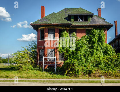 One of the many streets in the center of Detroit, Michigan with abandoned houses Stock Photo