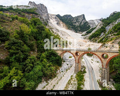 Ponti di Vara bridges in Carrara marble quarries, Tuscany, Italy. In the Apuan Alps. Quarrying marble stone is an important industry. Stock Photo