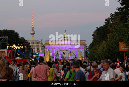Berlin, Germany. 24th Aug, 2019. On the Straße des 17. Juni people are watching the concert of the Berliner Philharmoniker under the direction of the new chief conductor Kirill Petrenko. Credit: Paul Zinken/dpa/Alamy Live News Stock Photo