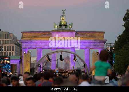 Berlin, Germany. 24th Aug, 2019. On the Straße des 17. Juni people are watching the concert of the Berliner Philharmoniker under the direction of the new chief conductor Kirill Petrenko. Credit: Paul Zinken/dpa/Alamy Live News Stock Photo