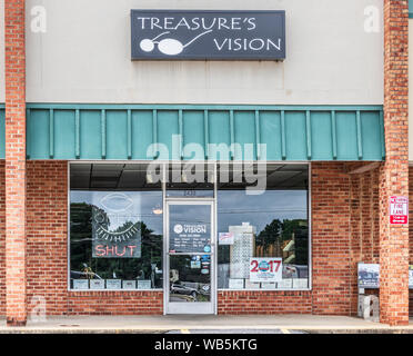 HICKORY, NC, USA-27 MAY 2019: Treasure's Vision, an eyeglass shop, features an OPEN/SHUT neon sign in window. Stock Photo