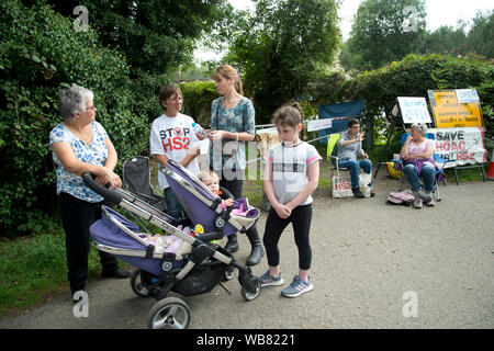 HS2. Colne valley. Harvil Road. Local residents whose home will be compulsory purchased chat with activists Stock Photo