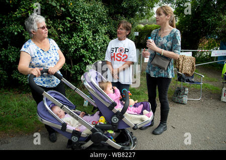 HS2. Colne valley. Harvil Road. Local residents whose home will be compulsory purchased chat with activists Stock Photo