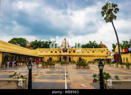 ourist visiting 17th century palace today Jagmandir luxurious hotel located on the lake Pichola island, Udaipur, Rajasthan, India. Stock Photo