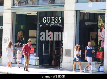 Prøv det Berri craft The Guess store in a prime posiition along Brompton Road amongst the Luxury  brands in London's prestige shopping area in Knightsbridge Stock Photo -  Alamy
