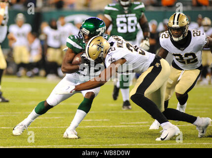East Rutherford, NJ, USA. 24th August, 2019. New York Jets Wide Receiver JAMISON CROWDER (82) makes a catch during the game against the New Orleans Saints at Met Life Stadium, East Rutherford, NJ. (Credit Image: © Bennett CohenZUMA Wire) Credit: ZUMA Press, Inc./Alamy Live News Stock Photo