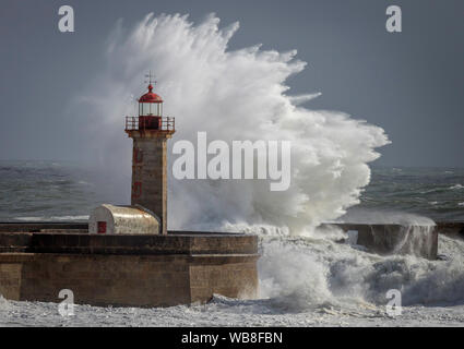 Big waves hit the Felgueiras lighthouse