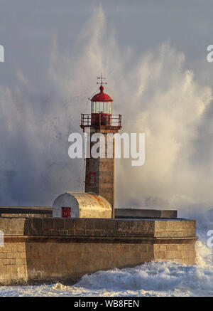 Big waves hit the Felgueiras lighthouse