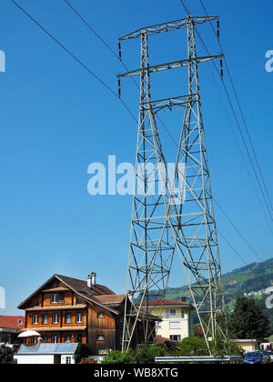 Freilandleitung (Strommast) in Steinen im Kanton Schwyz Stock Photo