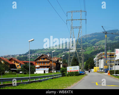 Freilandleitung (Strommast) in Steinen im Kanton Schwyz Stock Photo