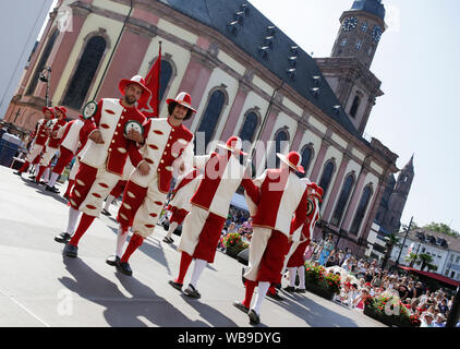 Worms, Germany. 24th August 2019. Journeymen perform the dance of the journeymen at the opening ceremony of the ceremony of the Backfischfest 2019. The largest wine and funfair along the river Rhine, the Backfischfest started in Worms with the traditional handing over of power from the Lord Mayor to the mayor of the fishermen’s lea. The ceremony was framed by dances and music. Stock Photo