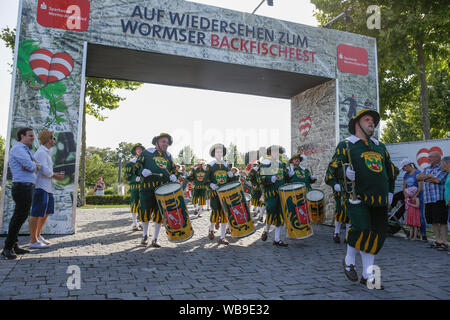 Worms, Germany. 24th August 2019. Members of the Fanfare Corps of the city of Worms arrive at the fairground. The largest wine and funfair along the river Rhine, the Backfischfest started in Worms with the traditional handing over of power from the Lord Mayor to the mayor of the fishermen’s lea. The ceremony was framed by dances and music. Stock Photo