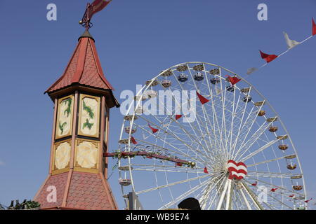 Worms, Germany. 24th August 2019. A Ferris wheel at the Backfischfest 2019. The largest wine and funfair along the river Rhine, the Backfischfest started in Worms with the traditional handing over of power from the Lord Mayor to the mayor of the fishermen’s lea. The ceremony was framed by dances and music. Stock Photo