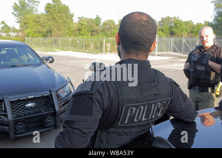 Detroit Special Operations police officers talk by their cars, Detroit, Michigan, USA Stock Photo