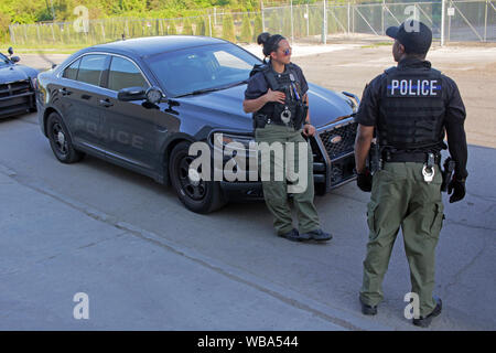 Detroit Special Operations police officers stand by their cars, Detroit, Michigan, USA Stock Photo