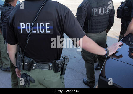 Detroit Special Operations police officers talk by their cars, Detroit, Michigan, USA Stock Photo