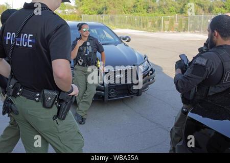 Detroit Special Operations police officers talk by their cars, Detroit, Michigan, USA Stock Photo