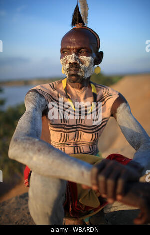 Warrior of the Karo tribe in the village Dus, Lower Omo Valley, Ethiopia Stock Photo