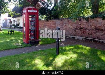 The old village pump and telephone box, Gawcott village, Buckinghamshire, England, UK Stock Photo