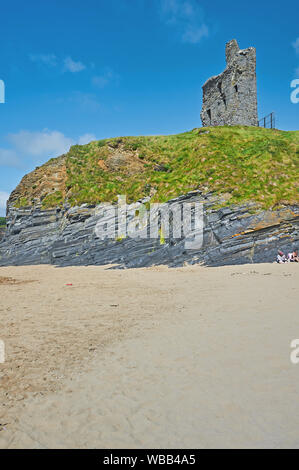 Ballybunion Castle remains overlook the sandy beach and the Atlantic Ocean, Ballybunion, County Kerry, Republic of Ireland. Stock Photo